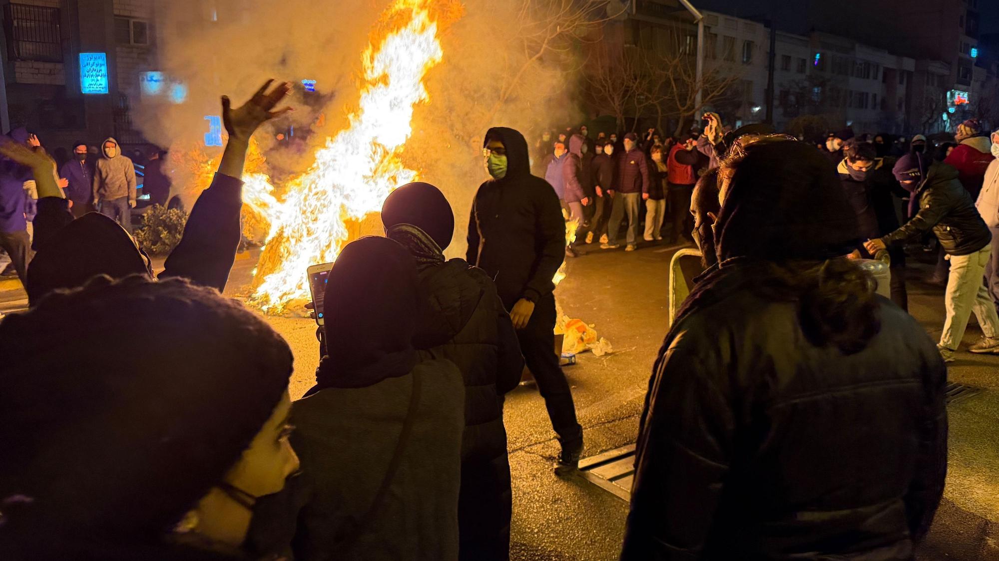 Das am 09. Januar aufgenommene und am 13. Januar via AP zur Verfügung gestellte Foto soll Iraner bei einem Protest gegen die Regierung in Teheran zeigen. Foto: Uncredited/UGC/AP/dpa
