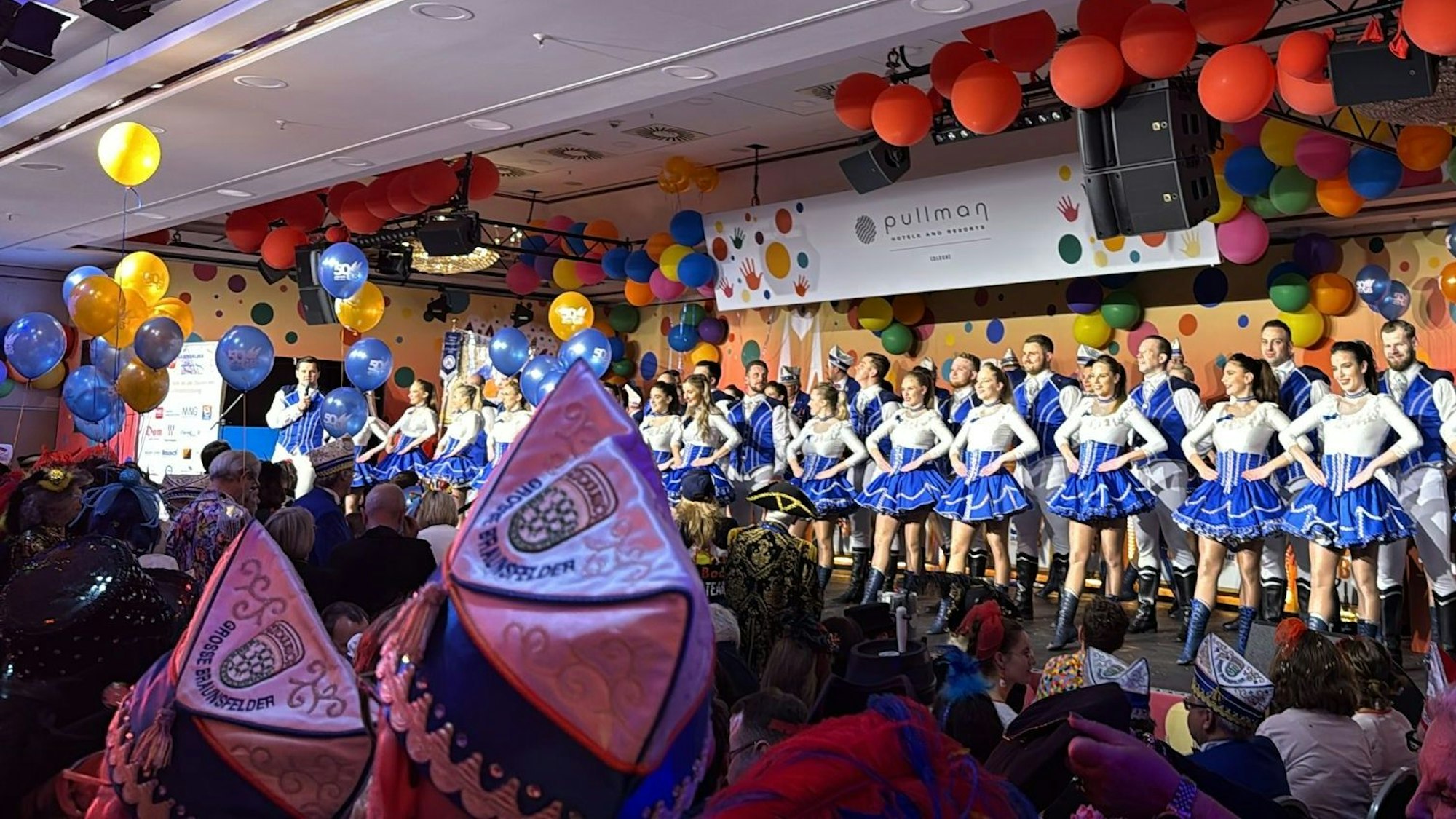 Einzug der KG Goldmarie in den Pullman-Saal.
