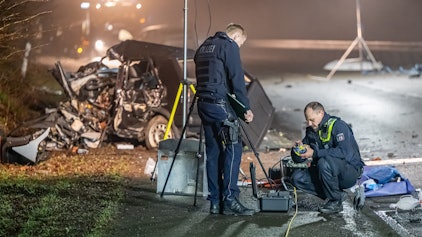 Einsatzkräfte der Polizei sichern Spuren am Unfallort.