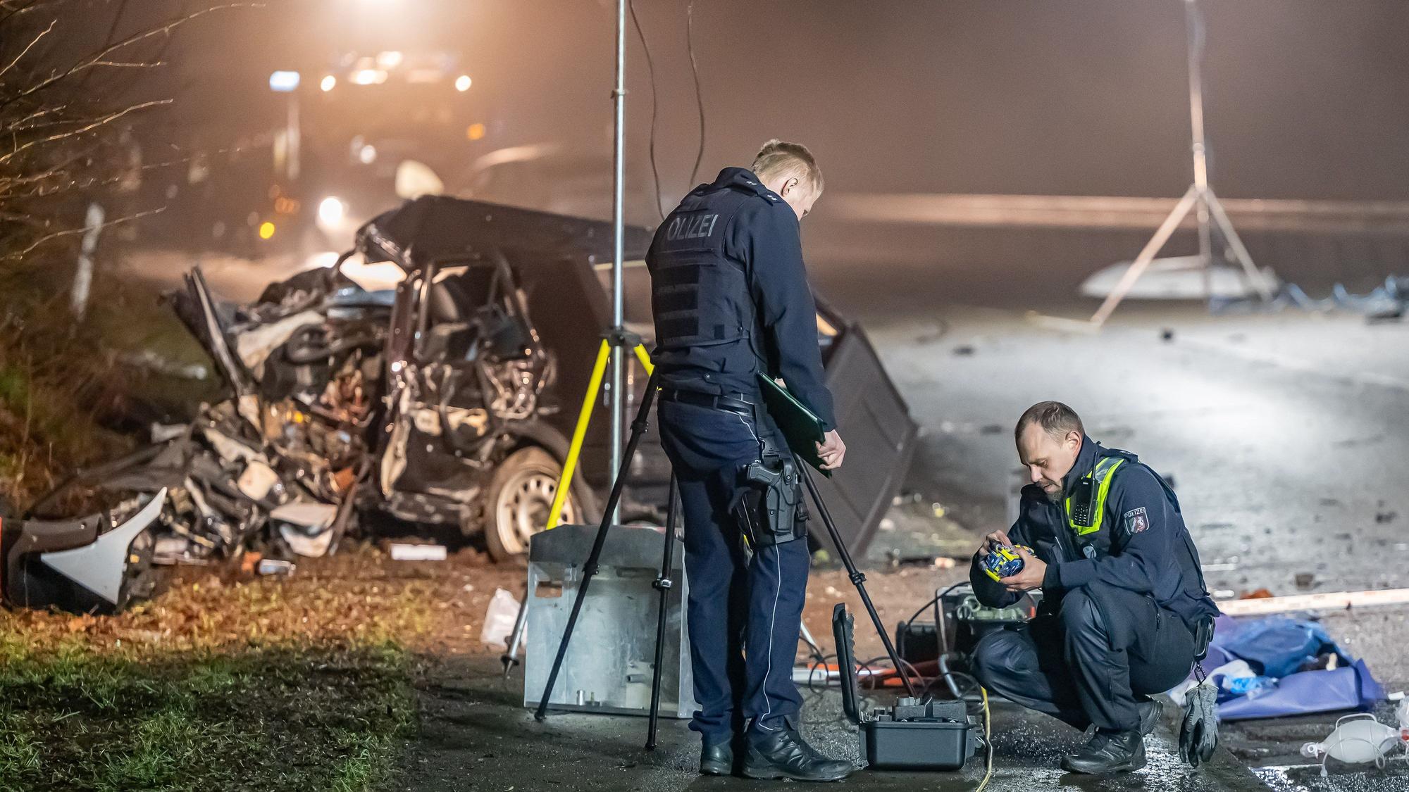 Ein spezialisiertes Unfallteam der oberbergischen Polizei sichert Spuren nach dem schweren Unfall auf der Bundesstraße 237. Die Arbeiten dauerten bis weit nach Mitternacht an.