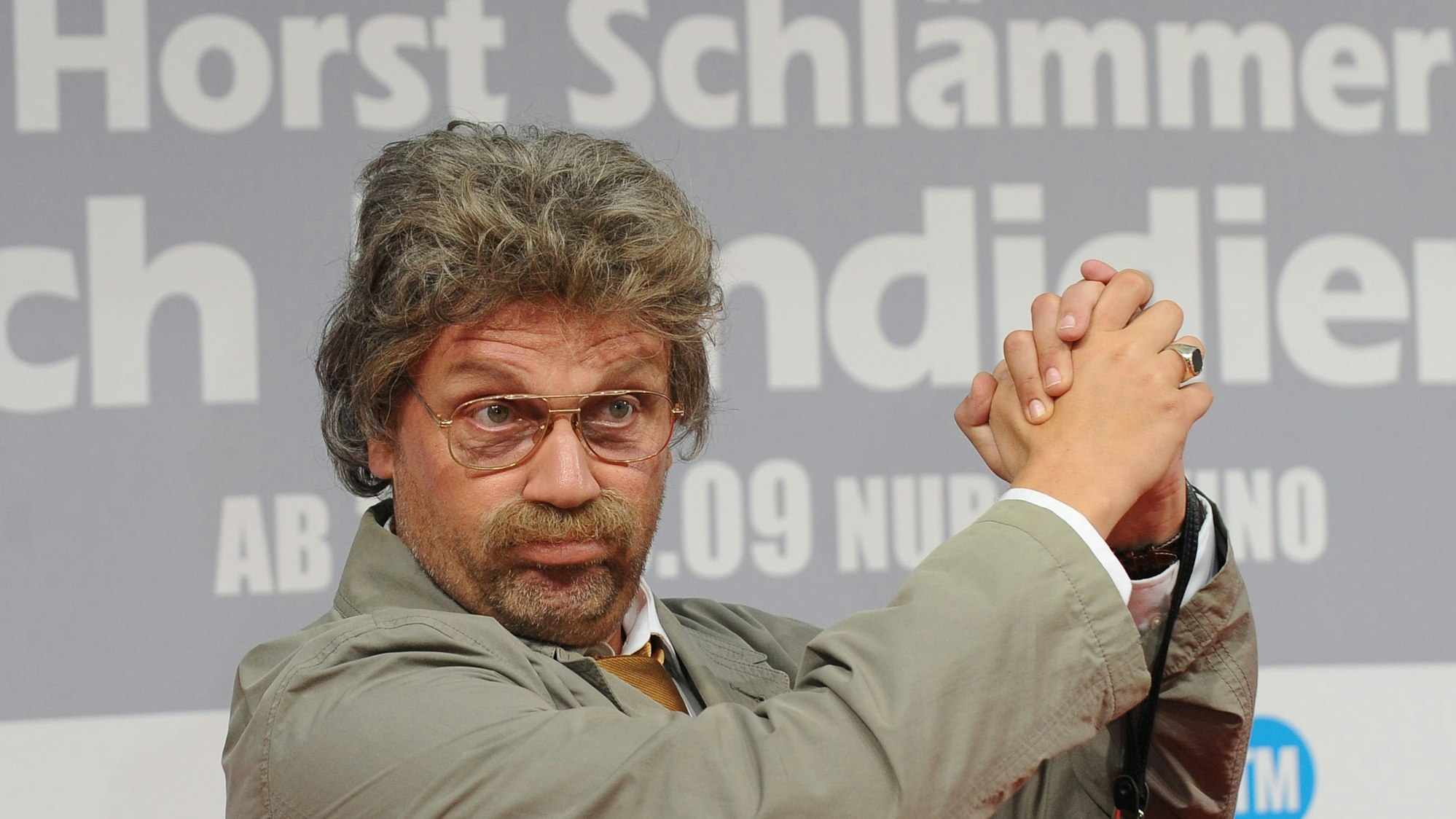 Das Bild zeigt den Entertainer und Schauspieler Hape Kerkeling alias Horst Schlämmer bei der Premiere des Films „Horst Schlämmer – Isch kandidiere!“ Foto: Jens Kalaene/dpa-Zentralbild/dpa