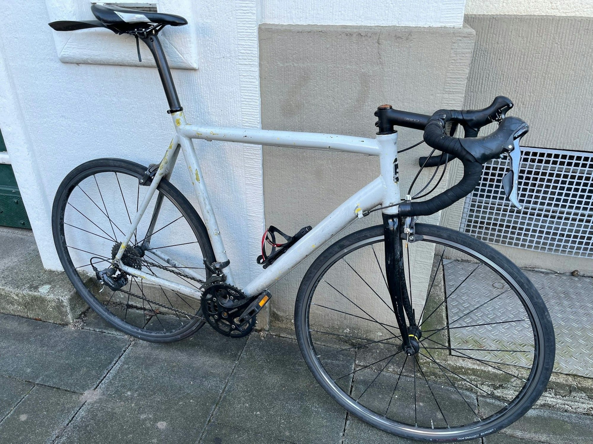 Ein kaputtes Fahrrad.