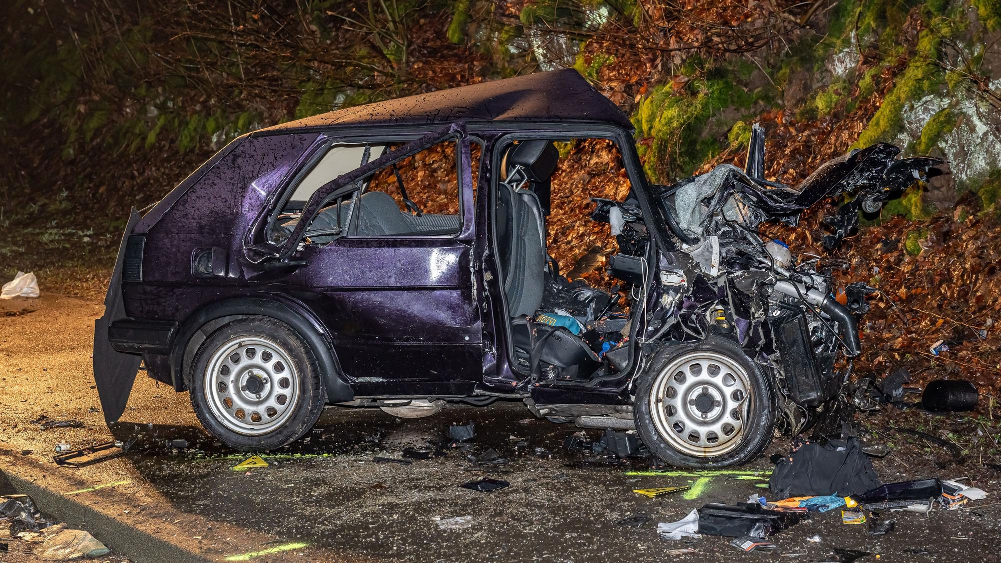 Ein VW Golf älteren Baujahrs wurde bei dem Unfall in Wipperfürth am Freitag völlig zerstört. Ein 30-Jähriger und seine 33 Jahre alte Begleiterin starben bei der Frontalkollision.