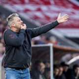 Lukas Kwasniok pfeift am Spielfeldrand mit den Fingern und gibt Anweisungen.