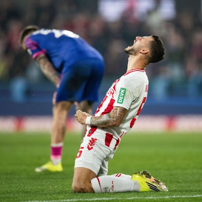 17.01.2026, Nordrhein-Westfalen, Köln: Fußball: Bundesliga, 1. FC Köln - FSV Mainz 05, 18. Spieltag, RheinEnergieStadion. Tom Krauß (1. FC Köln) jubelt nach der Partie. Foto: Marius Becker/dpa - WICHTIGER HINWEIS: Gemäß den Vorgaben der DFL Deutsche Fußball Liga bzw. des DFB Deutscher Fußball-Bund ist es untersagt, in dem Stadion und/oder vom Spiel angefertigte Fotoaufnahmen in Form von Sequenzbildern und/oder videoähnlichen Fotostrecken zu verwerten bzw. verwerten zu lassen. +++ dpa-Bildfunk +++