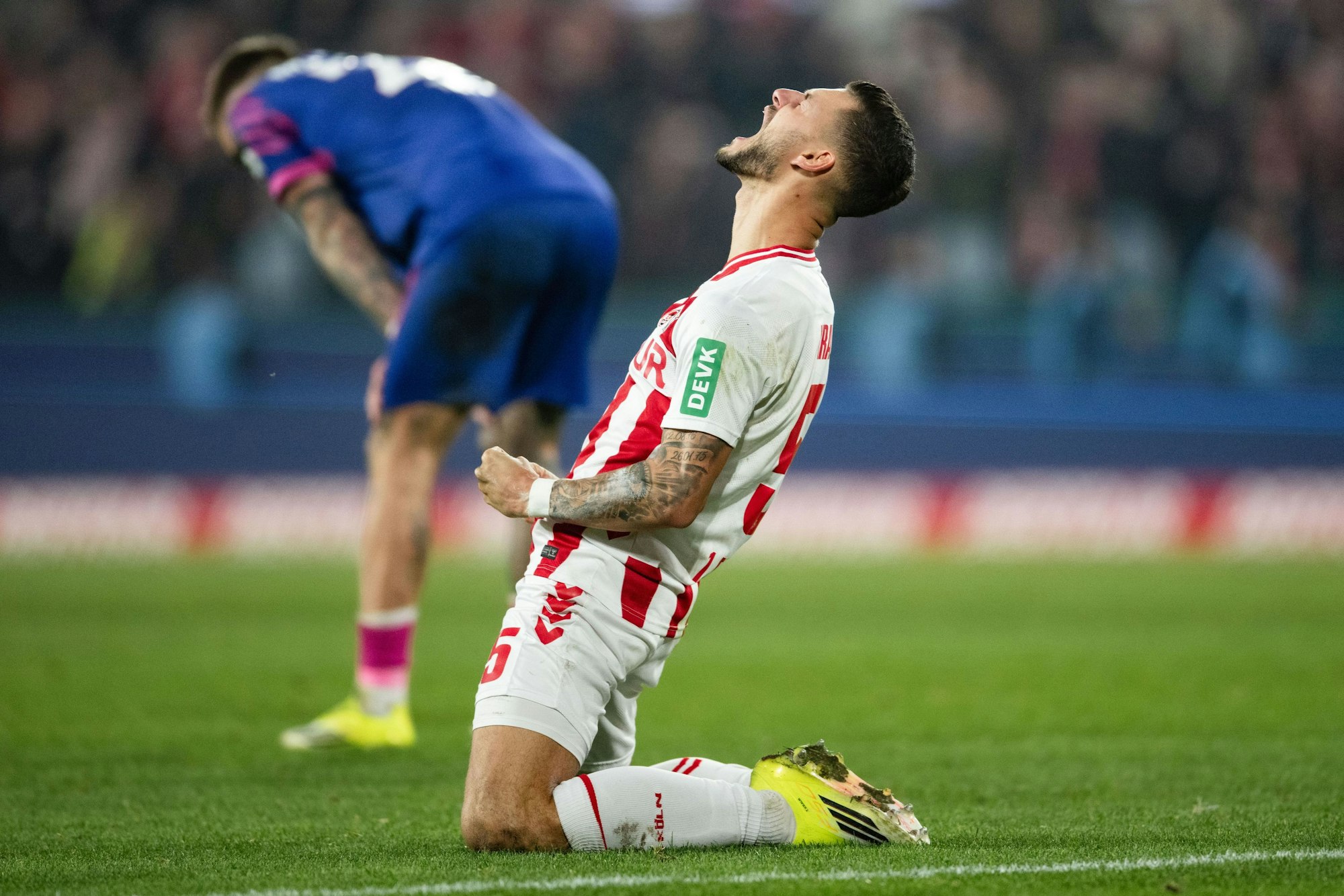 17.01.2026, Nordrhein-Westfalen, Köln: Fußball: Bundesliga, 1. FC Köln - FSV Mainz 05, 18. Spieltag, RheinEnergieStadion. Tom Krauß (1. FC Köln) jubelt nach der Partie. Foto: Marius Becker/dpa - WICHTIGER HINWEIS: Gemäß den Vorgaben der DFL Deutsche Fußball Liga bzw. des DFB Deutscher Fußball-Bund ist es untersagt, in dem Stadion und/oder vom Spiel angefertigte Fotoaufnahmen in Form von Sequenzbildern und/oder videoähnlichen Fotostrecken zu verwerten bzw. verwerten zu lassen. +++ dpa-Bildfunk +++