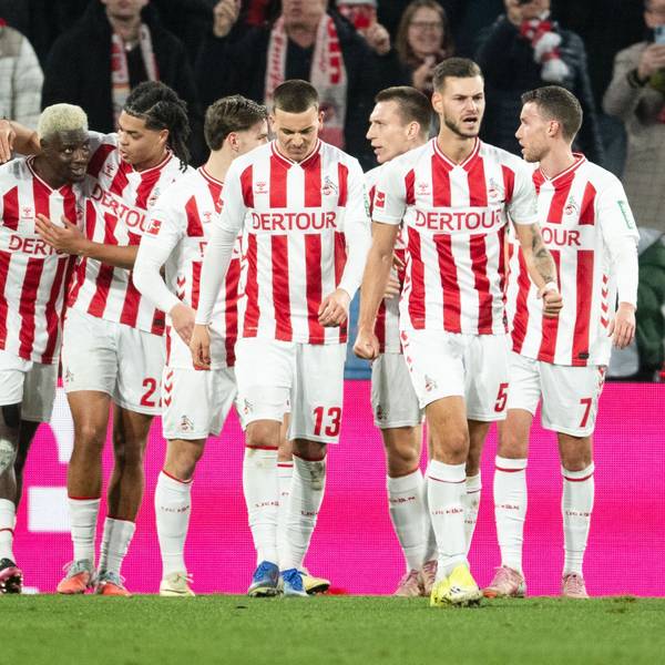 17.01.2026, Nordrhein-Westfalen, Köln: Fußball: Bundesliga, 1. FC Köln - FSV Mainz 05, 18. Spieltag, RheinEnergieStadion. Torschütze Ragnar Ache (l-r, 1. FC Köln), Jahmai Simpson-Pusey und Mitspieler jubeln nach dem Treffer zur 2:1 Führung. Foto: Marius Becker/dpa - WICHTIGER HINWEIS: Gemäß den Vorgaben der DFL Deutsche Fußball Liga bzw. des DFB Deutscher Fußball-Bund ist es untersagt, in dem Stadion und/oder vom Spiel angefertigte Fotoaufnahmen in Form von Sequenzbildern und/oder videoähnlichen Fotostrecken zu verwerten bzw. verwerten zu lassen. +++ dpa-Bildfunk +++