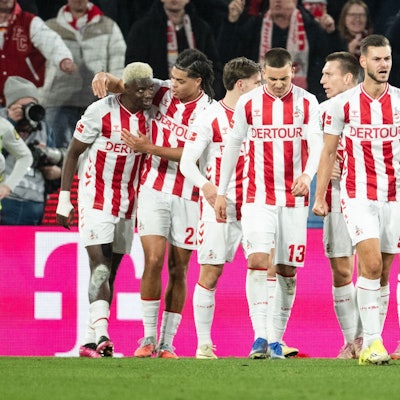 17.01.2026, Nordrhein-Westfalen, Köln: Fußball: Bundesliga, 1. FC Köln - FSV Mainz 05, 18. Spieltag, RheinEnergieStadion. Torschütze Ragnar Ache (l-r, 1. FC Köln), Jahmai Simpson-Pusey und Mitspieler jubeln nach dem Treffer zur 2:1 Führung. Foto: Marius Becker/dpa - WICHTIGER HINWEIS: Gemäß den Vorgaben der DFL Deutsche Fußball Liga bzw. des DFB Deutscher Fußball-Bund ist es untersagt, in dem Stadion und/oder vom Spiel angefertigte Fotoaufnahmen in Form von Sequenzbildern und/oder videoähnlichen Fotostrecken zu verwerten bzw. verwerten zu lassen. +++ dpa-Bildfunk +++