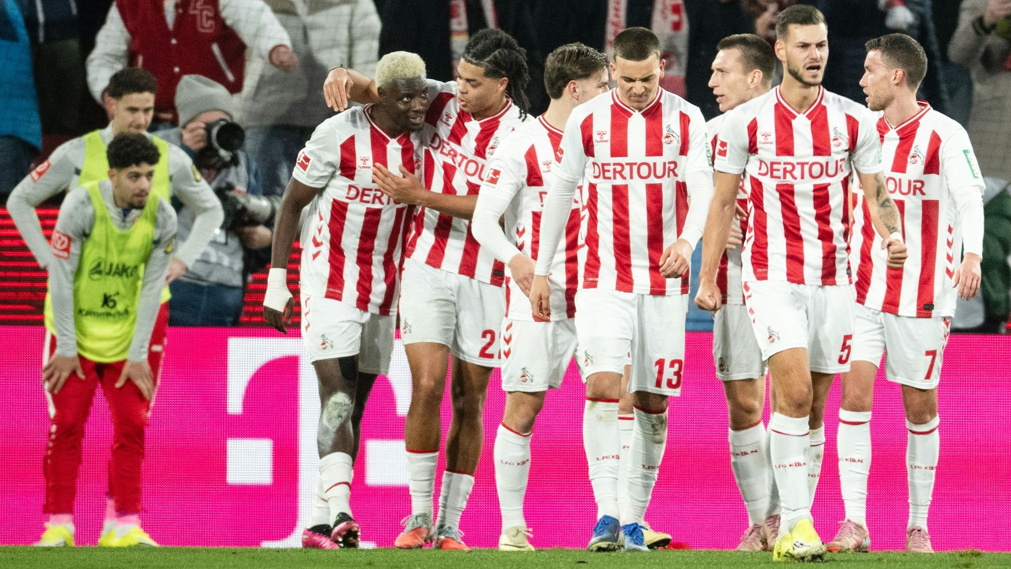 17.01.2026, Nordrhein-Westfalen, Köln: Fußball: Bundesliga, 1. FC Köln - FSV Mainz 05, 18. Spieltag, RheinEnergieStadion. Torschütze Ragnar Ache (l-r, 1. FC Köln), Jahmai Simpson-Pusey und Mitspieler jubeln nach dem Treffer zur 2:1 Führung. Foto: Marius Becker/dpa - WICHTIGER HINWEIS: Gemäß den Vorgaben der DFL Deutsche Fußball Liga bzw. des DFB Deutscher Fußball-Bund ist es untersagt, in dem Stadion und/oder vom Spiel angefertigte Fotoaufnahmen in Form von Sequenzbildern und/oder videoähnlichen Fotostrecken zu verwerten bzw. verwerten zu lassen. +++ dpa-Bildfunk +++