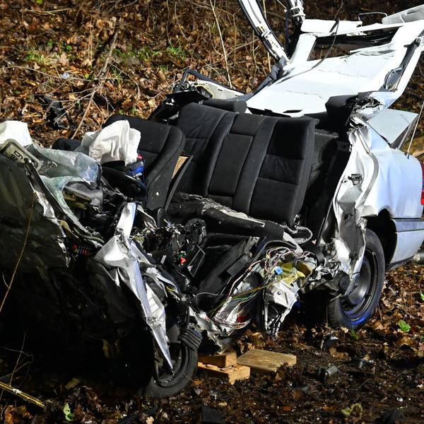Das Bild zeigt den verunglückten Wagen des 23-Jährigen der in der Nacht auf den 17. Januar 2026 auf der K50 in Hürth-Berrenrath ums Leben gekommen ist. Foto: Eric Lamparter