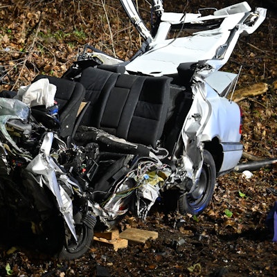 Das Bild zeigt den verunglückten Wagen des 23-Jährigen der in der Nacht auf den 17. Januar 2026 auf der K50 in Hürth-Berrenrath ums Leben gekommen ist. Foto: Eric Lamparter