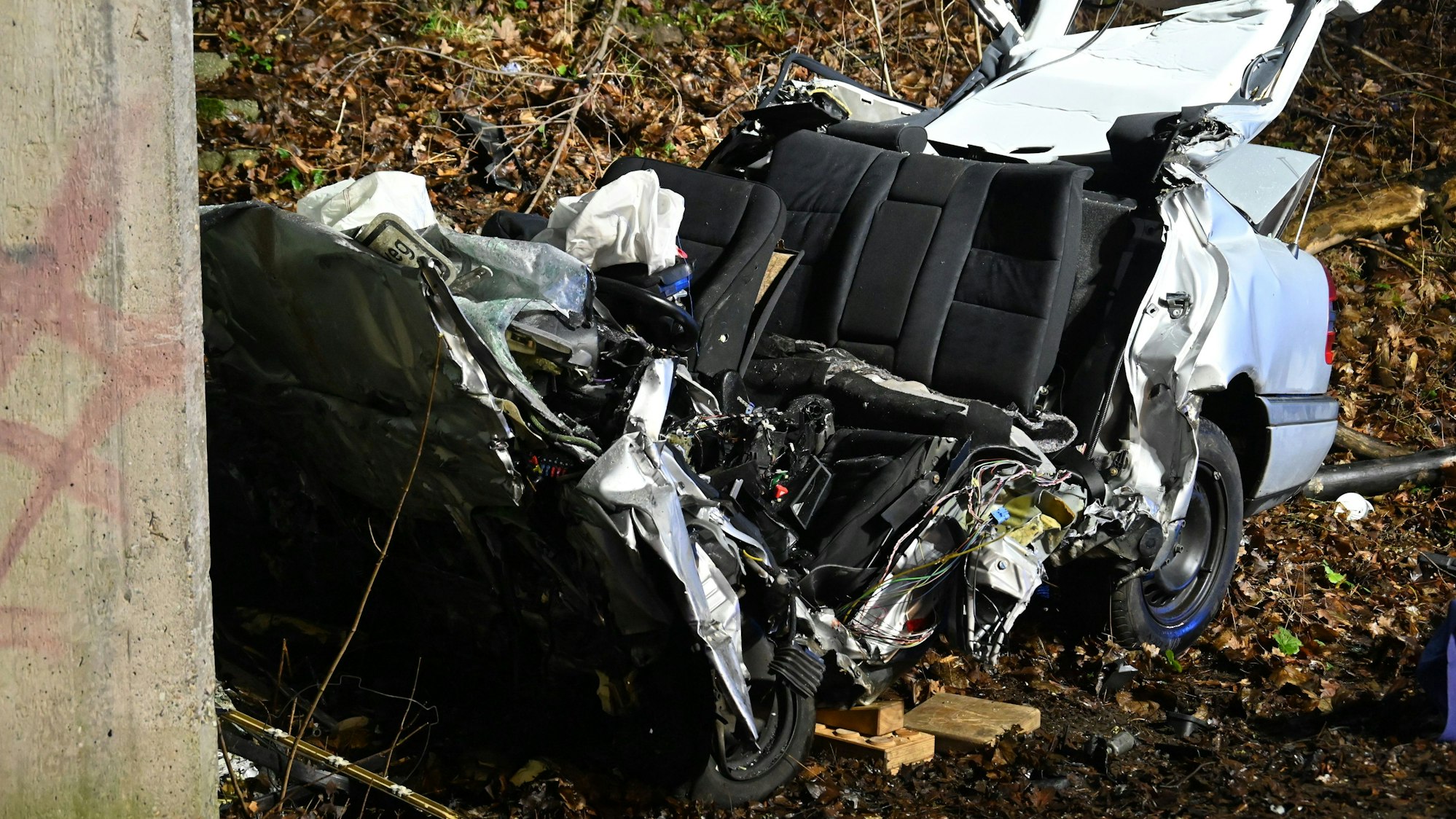 Das Bild zeigt den verunglückten Wagen des 23-Jährigen der in der Nacht auf den 17. Januar 2026 auf der K50 in Hürth-Berrenrath ums Leben gekommen ist. Foto: Eric Lamparter