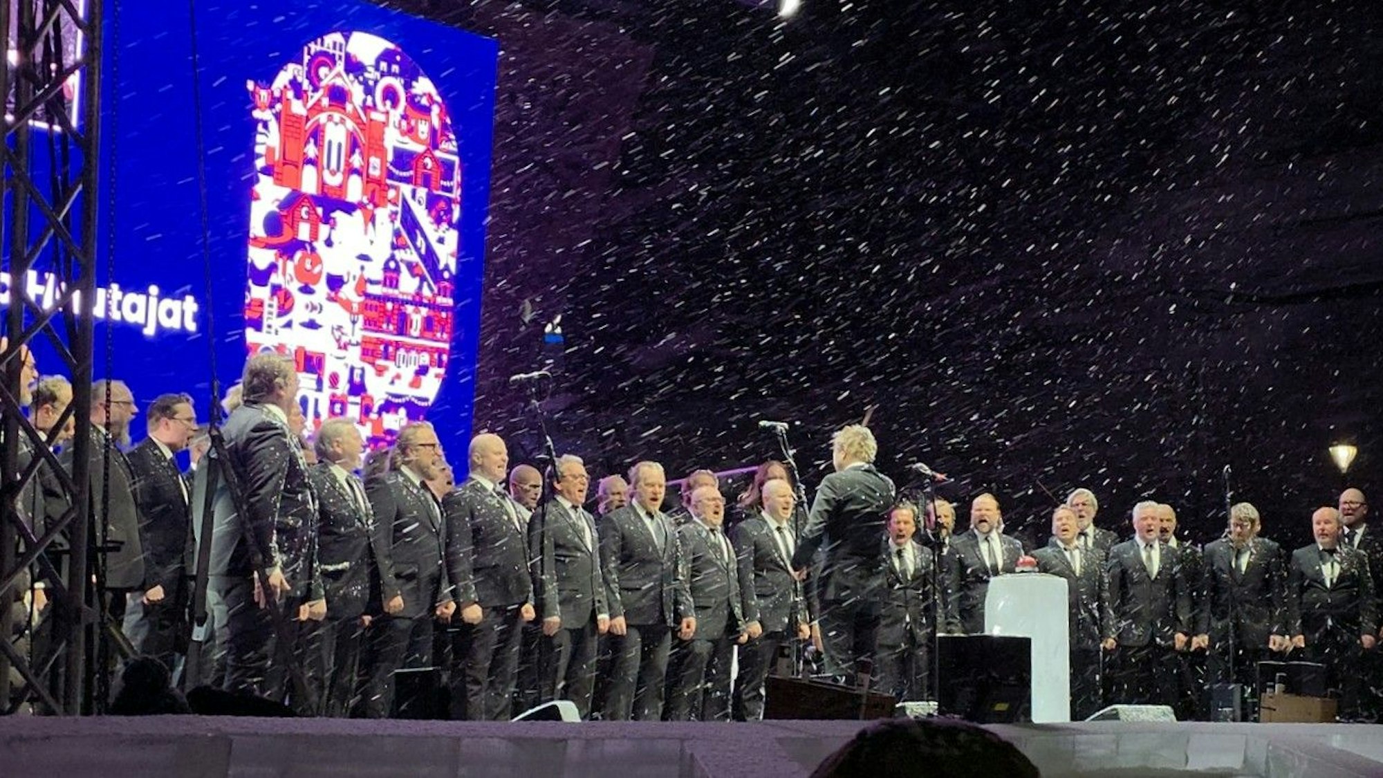 Ein Männerchor trat auf der Bühne in Oulu auf.