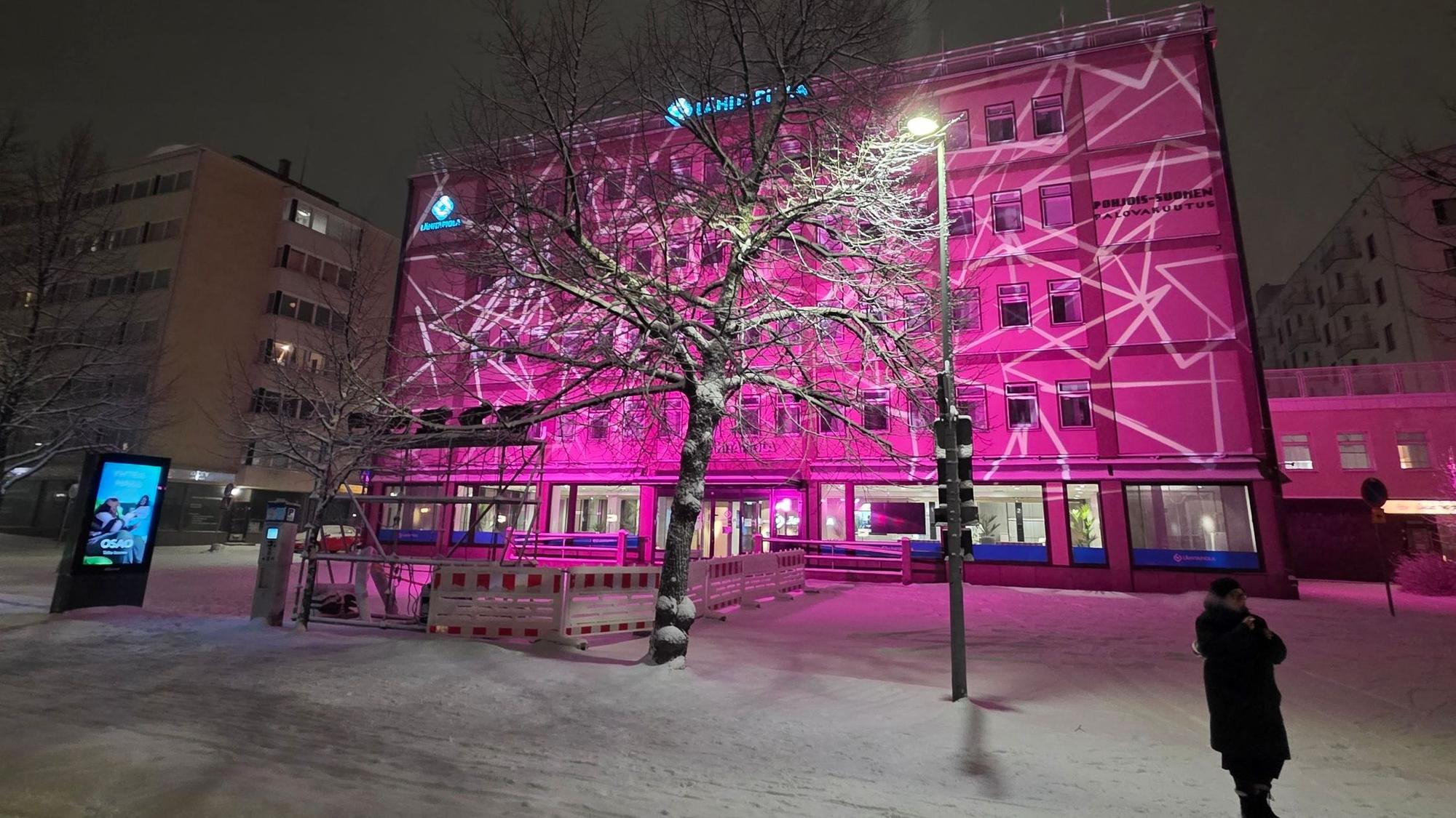 Der Blick auf ein farbenfroh beleuchtetes Gebäude in Oulu.