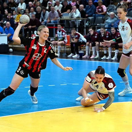 09.11.2025, Handball-Bayer 04 Leverkusen-Buchholz
links: Annika Ingenpaß (Bayer)
Foto: Uli Herhaus