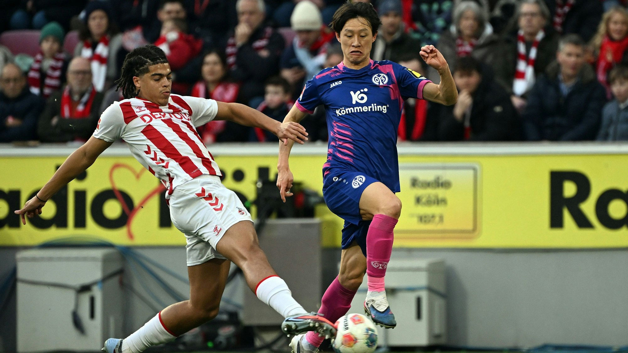 17.01.2026, xjhx, Fussball 1.Bundesliga, 1.FC Koeln - 1.FSV Mainz 05 v.l. Jahmi Simpson-Pusey 1.FC Köln, Jae-Sung Lee FSV Mainz 05 DFL/DFB REGULATIONS PROHIBIT ANY USE OF PHOTOGRAPHS as IMAGE SEQUENCES and/or QUASI-VIDEO Koeln *** 17 01 2026, xjhx, Fussball 1 Bundesliga, 1 FC Koeln 1 FSV Mainz 05 v l Jahmi Simpson Pusey 1 FC Köln , Jae Sung Lee FSV Mainz 05 DFL DFB REGULATIONS PROHIBIT ANY USE OF PHOTOGRAPHS as IMAGE SEQUENCES and or QUASI VIDEO Koeln