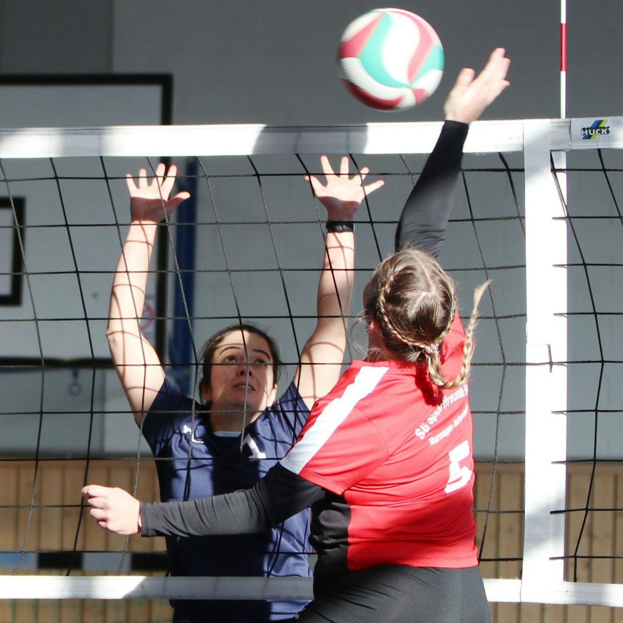 Marmagens Vanessa Mai bringt einen Ball übers Netz, Stotzhms Lisa Müller versucht zu blocken.