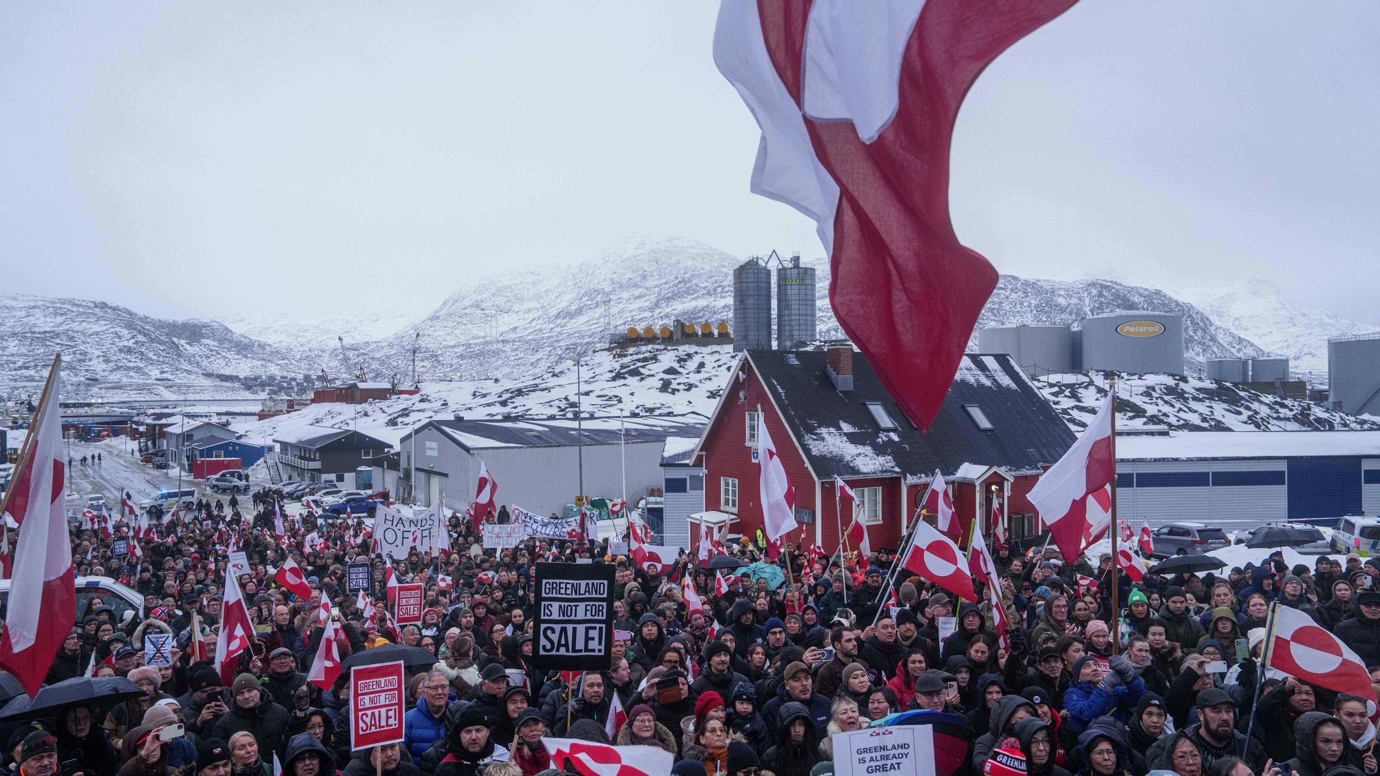 Grönländer protestieren in Nuuk gegen die Grönlandpläne von US-Präsident Trump vor dem US-Konsulat.