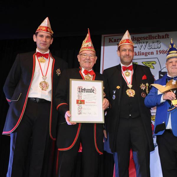 Bei der Kappenverleihung (v.l.): Dennis Spexard, Wolfgang Köckerling, Kai Vogel, Kappenträger Bernd Köllner und Jens Burbach.