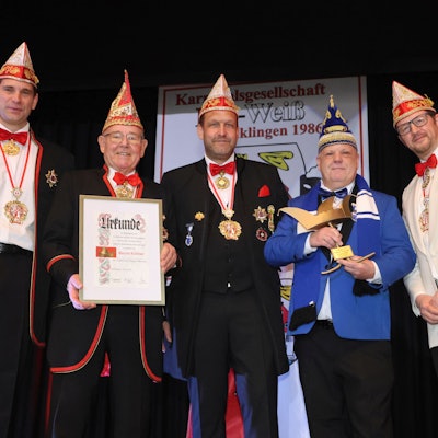 Bei der Kappenverleihung (v.l.): Dennis Spexard, Wolfgang Köckerling, Kai Vogel, Kappenträger Bernd Köllner und Jens Burbach.