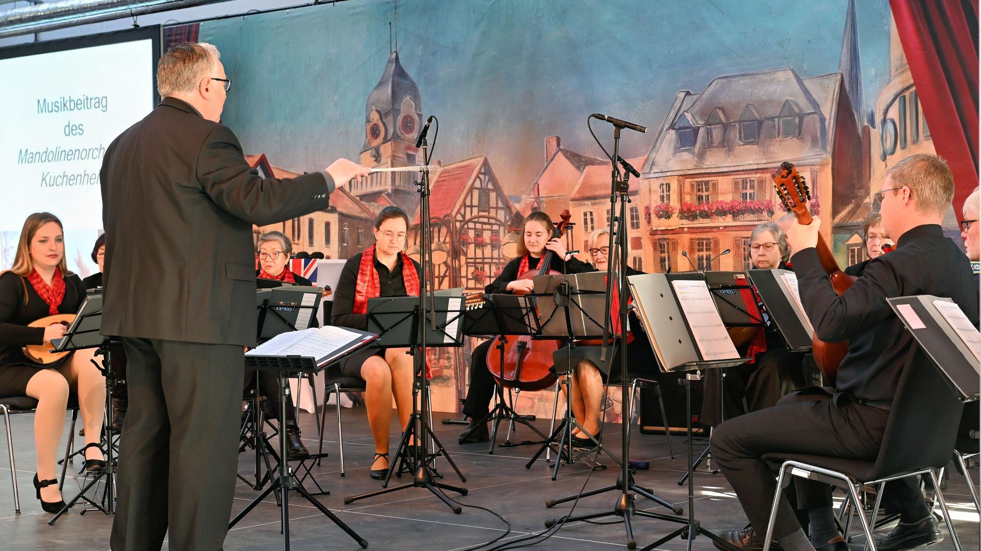 Das Bild zeigt das Orchester während des Auftritts.