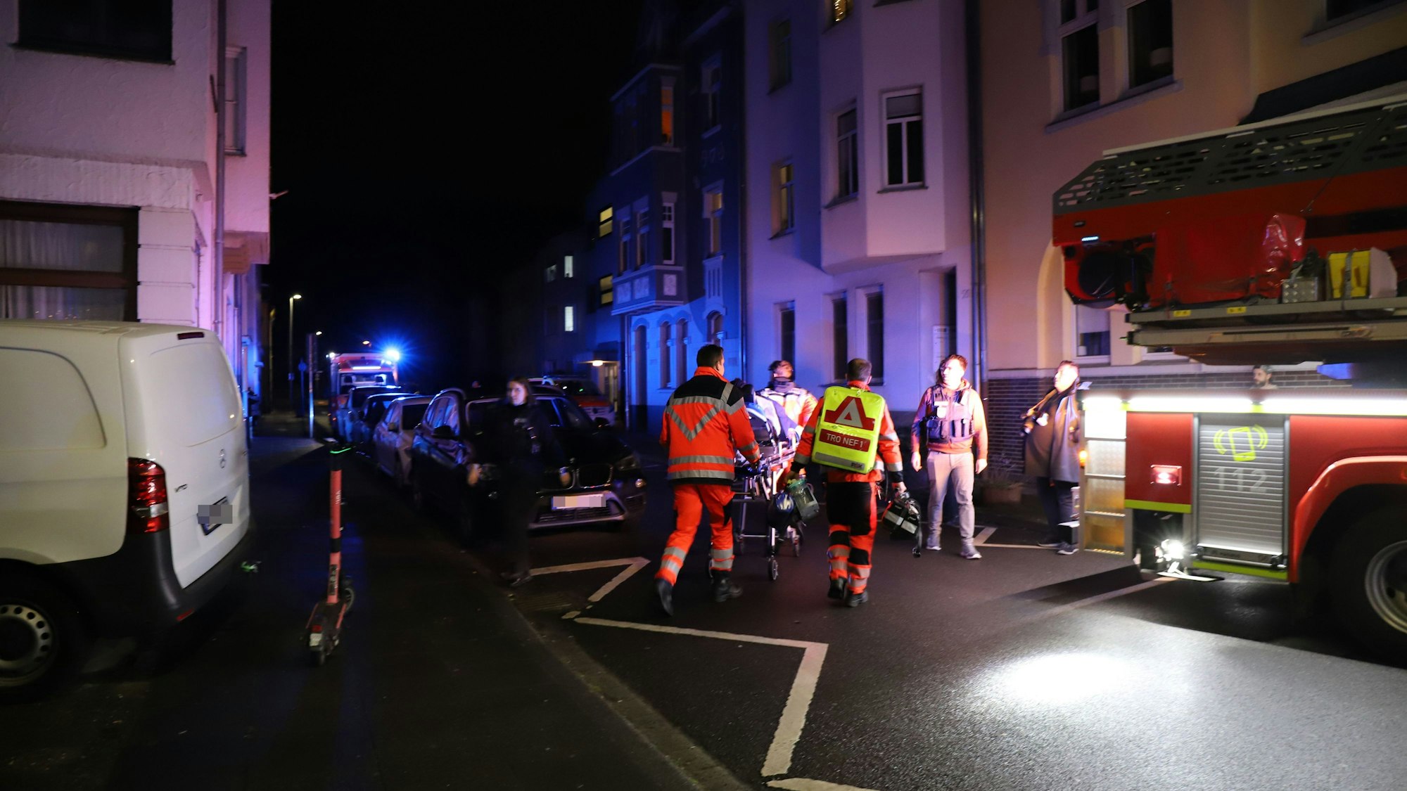 Die 41 Jahre alte Frau wurde schwer verletzt in eine Klinik nach Köln-Merheim gebracht.
