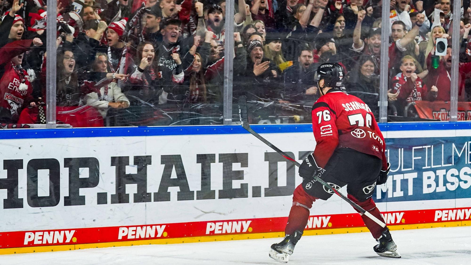 Eishockey Penny-DEL 41. Spieltag Kölner Haie - Iserlohn Roosters am 18.01.2026 in der Lanxess Arena in Köln Nate Schnarr Köln - bejubelt seinen Treffer zum 2:0 mit den Fans Gemäß den Vorgaben der DEL Deutsche Eishockey Liga ist die Publikation und Weiterverwertung der Aufnahmen in elektronischen Medien und Endgeräten aller Art während des laufenden Spiels nicht zulässig. *** Ice Hockey Penny DEL 41 Matchday Cologne Sharks Iserlohn Roosters on 18 01 2026 at the Lanxess Arena in Cologne Nate Schnarr Cologne celebrates his goal to 2 0 with the fans According to the regulations of the DEL German Ice Hockey League, the publication and further use of the recordings in electronic media and end devices of all kinds during the ongoing game is not permitted xDMx