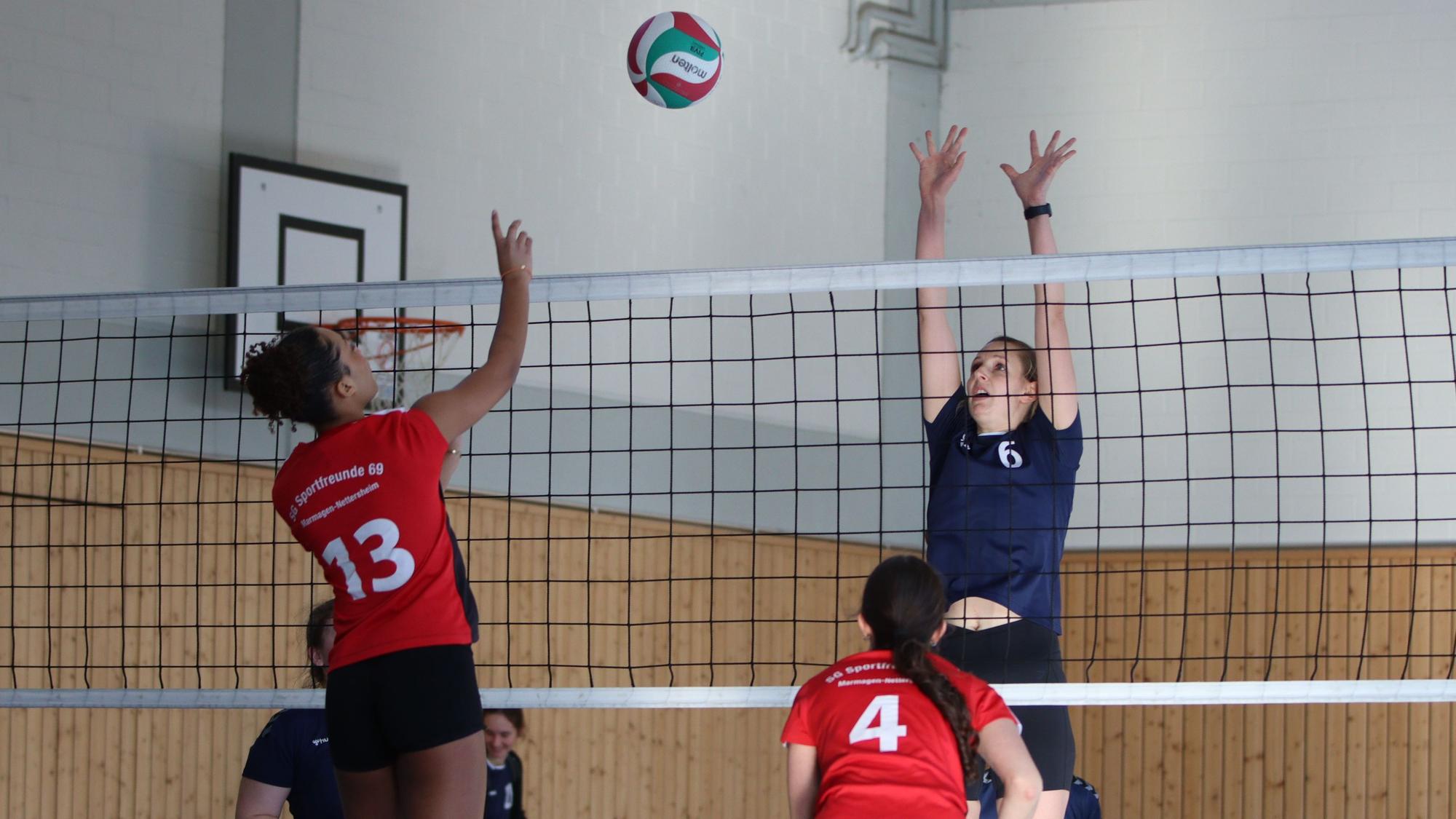 Stotzheims Spielerin Anna Spenst springt hoch, um den Ball von Eba Niamke abzuwehren. Es war Spensts erstes Spiel nach der Babypause.