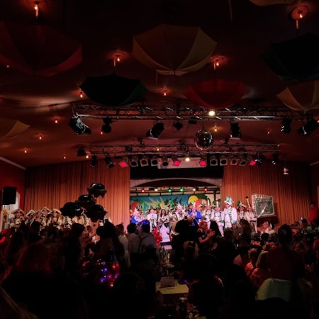 Prinz Rogério I. auf der Bühne bei der Damensitzung in Rheindorf.