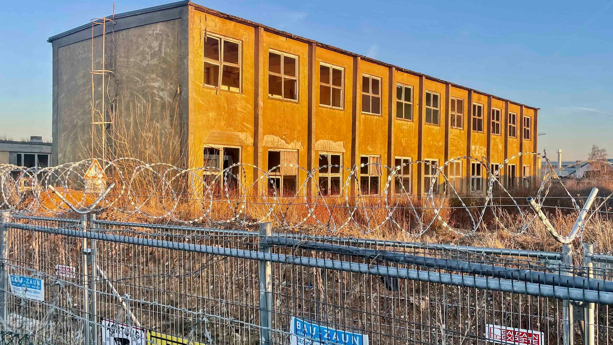 Das Bild zeigt ein Gebäude auf dem Areal der ehemaligen belgischen Kaserne.