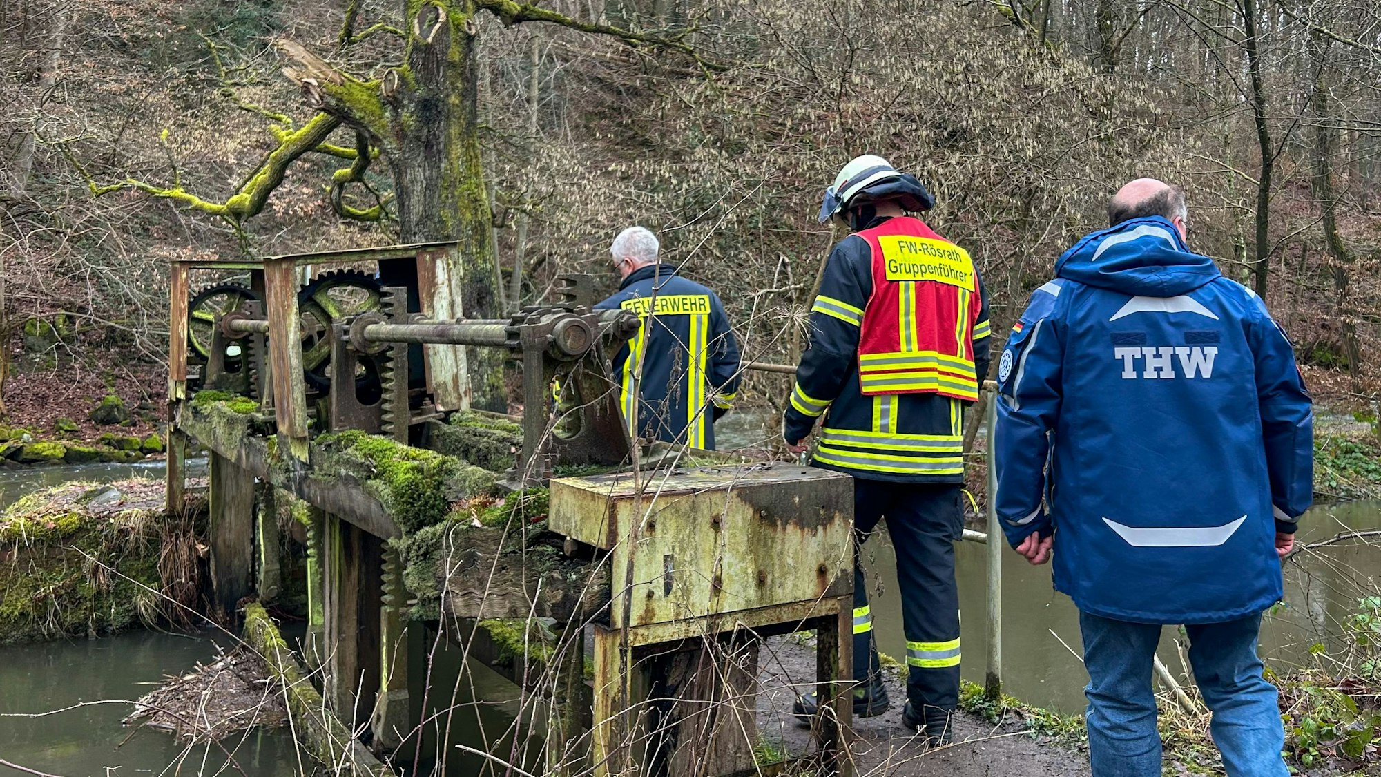 Das Foto zeigt das defekte Wehr an der Sülz