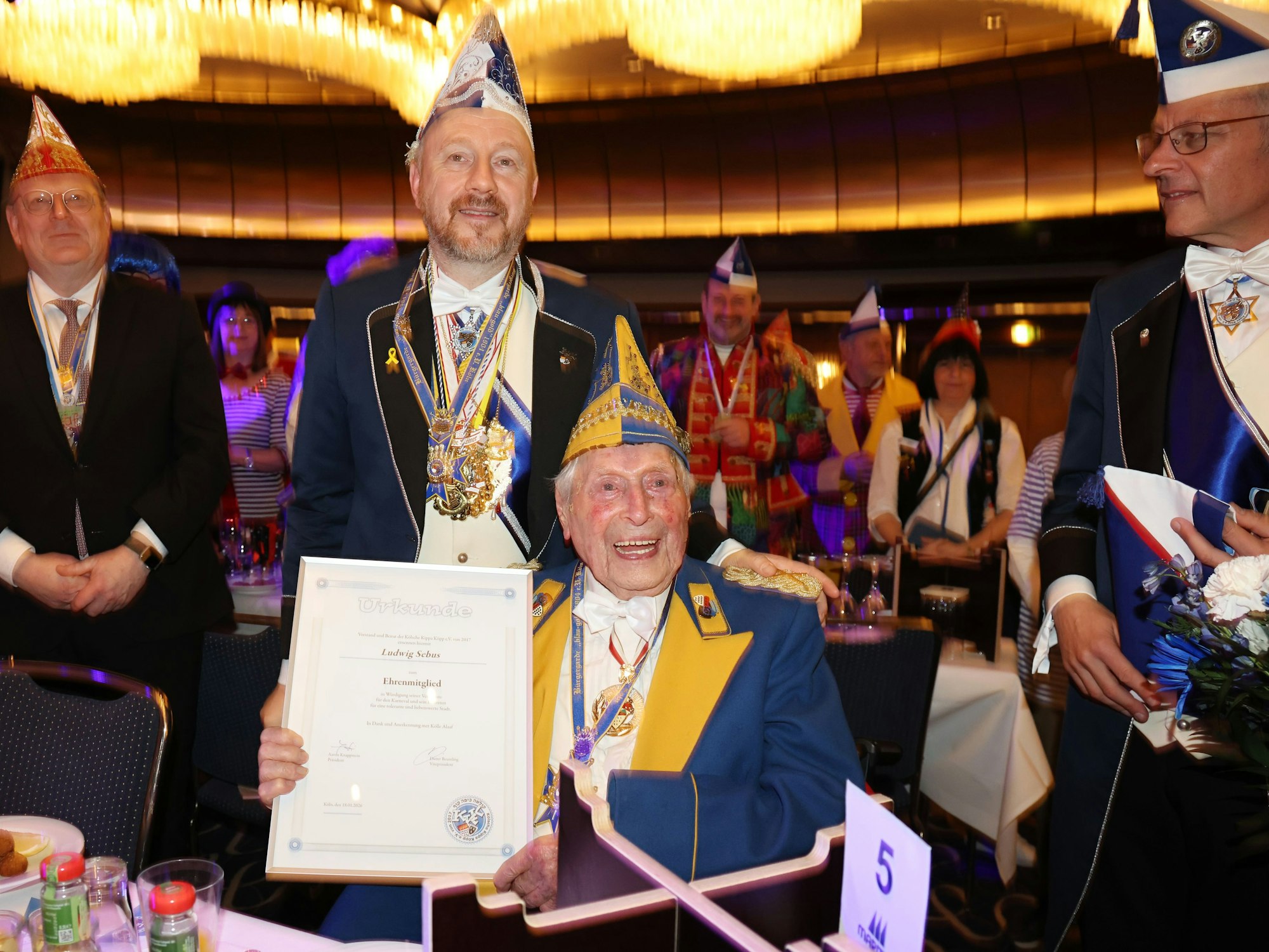 Aaron Knappstein überreicht Ludwig Sebus eine Urkunde.