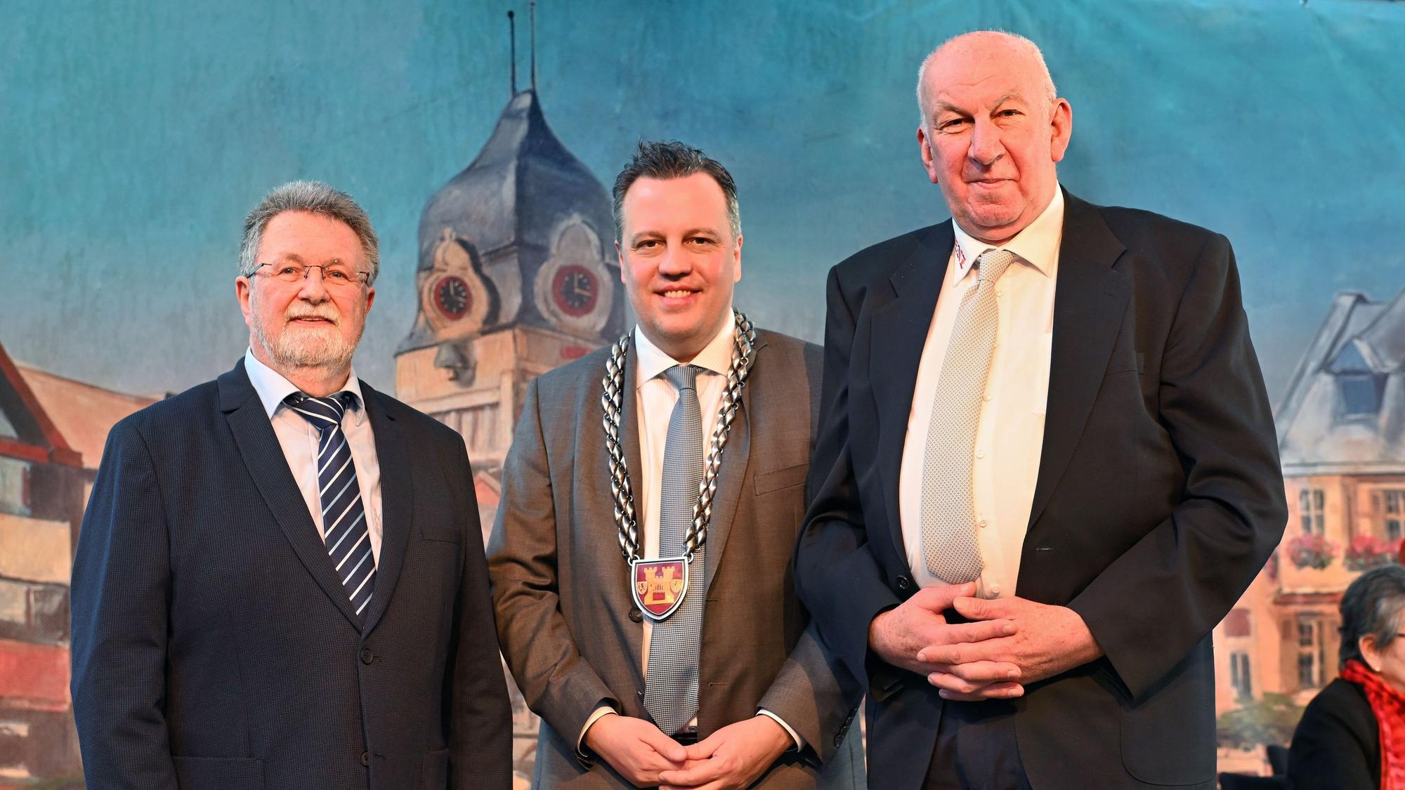 Das Bild zeigt die beiden Obengenannten mit Euskirchens Bürgermeister Sacha Reichelt.