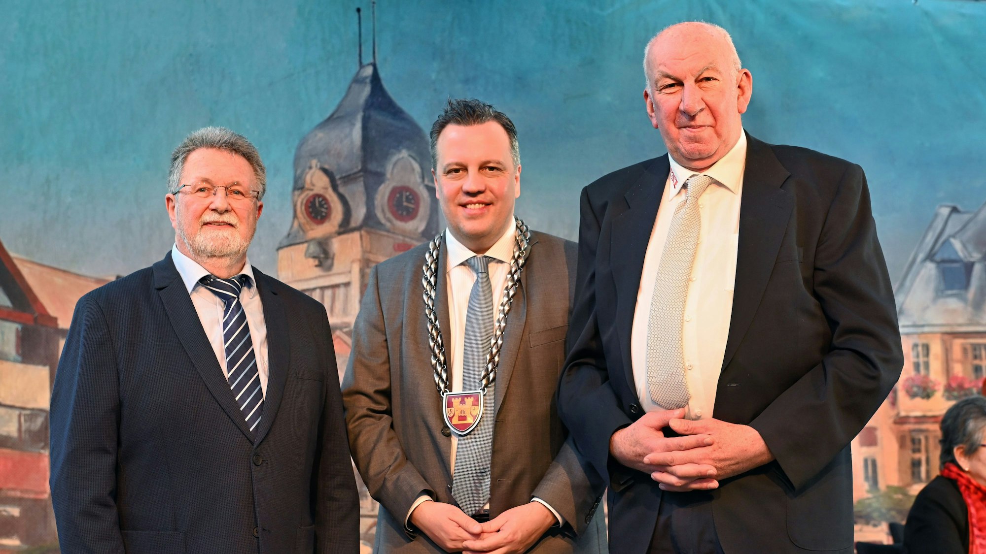 Das Bild zeigt die beiden Obengenannten mit Euskirchens Bürgermeister Sacha Reichelt.