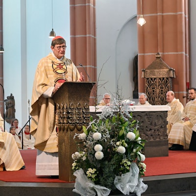 Das Bild zeigt den Kardinal am Altar in der Herz-Jesu-Kirche.