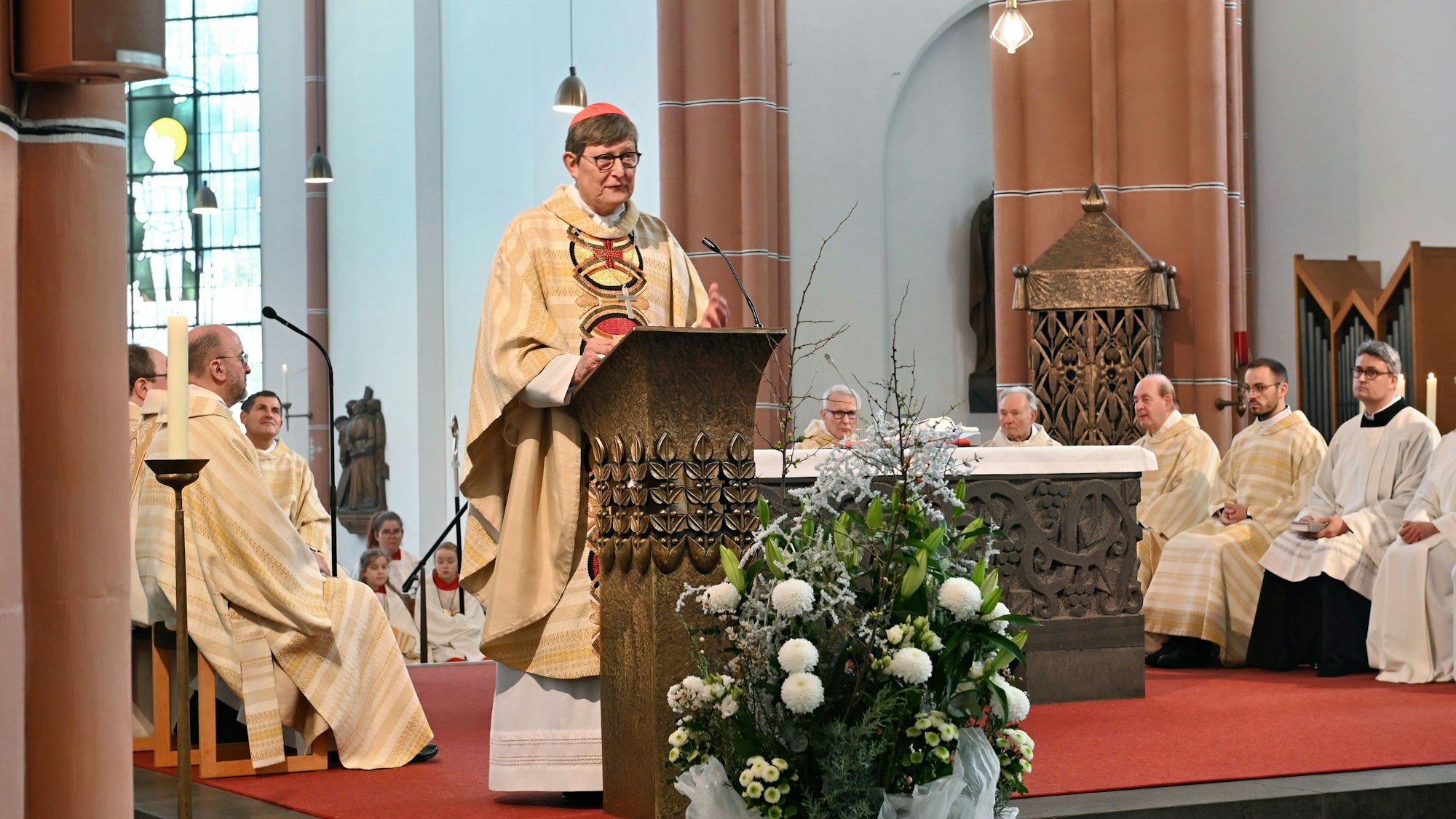 Das Bild zeigt den Kardinal am Altar in der Herz-Jesu-Kirche.