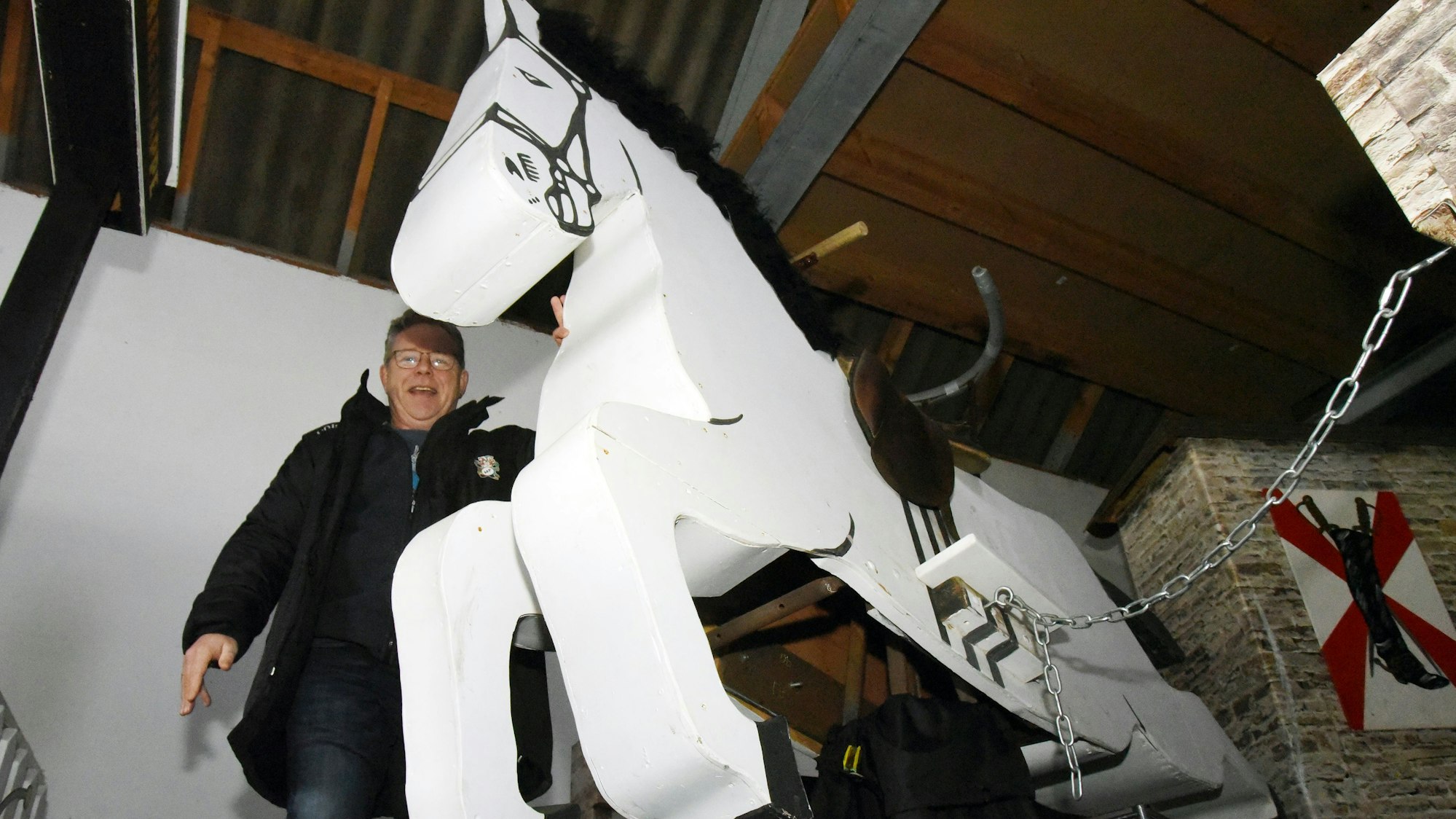 Mit ihren Wagen haben in Engelskirchen die Närrischen Oberberger um den Vorsitzenden Michael Peffeköver kaum Arbeit – die sind fertig.