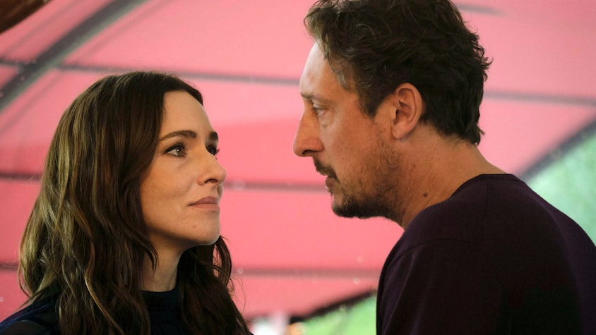 Stuttgarter „Tatort: Ex-It“ über die Psychologie des verblassten Ruhms: Das ehemalige It-Girl Pony (Kim Riedle) und Stephan Hübner (Hans Löw) haben ihre Tochter verloren, der Sohn wird vermisst. Wegen ihrer inneren Distanz können die beiden nicht gemeinsam trauern. (Bild: SWR/Benoît Linder)