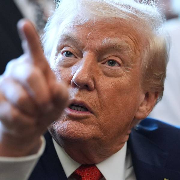 US-Präsident Donald Trump zeigt auf einen Reporter, der ihm eine Frage stellt.