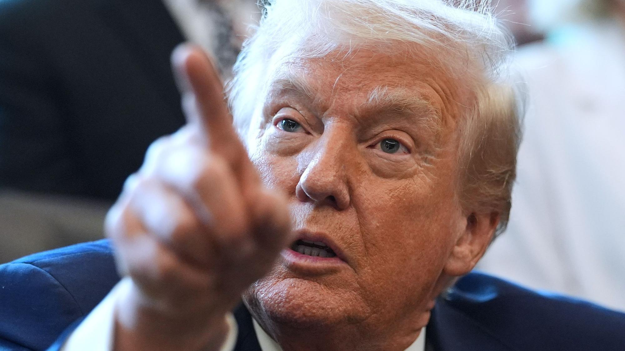 US-Präsident Donald Trump zeigt auf einen Reporter, der ihm eine Frage stellt.