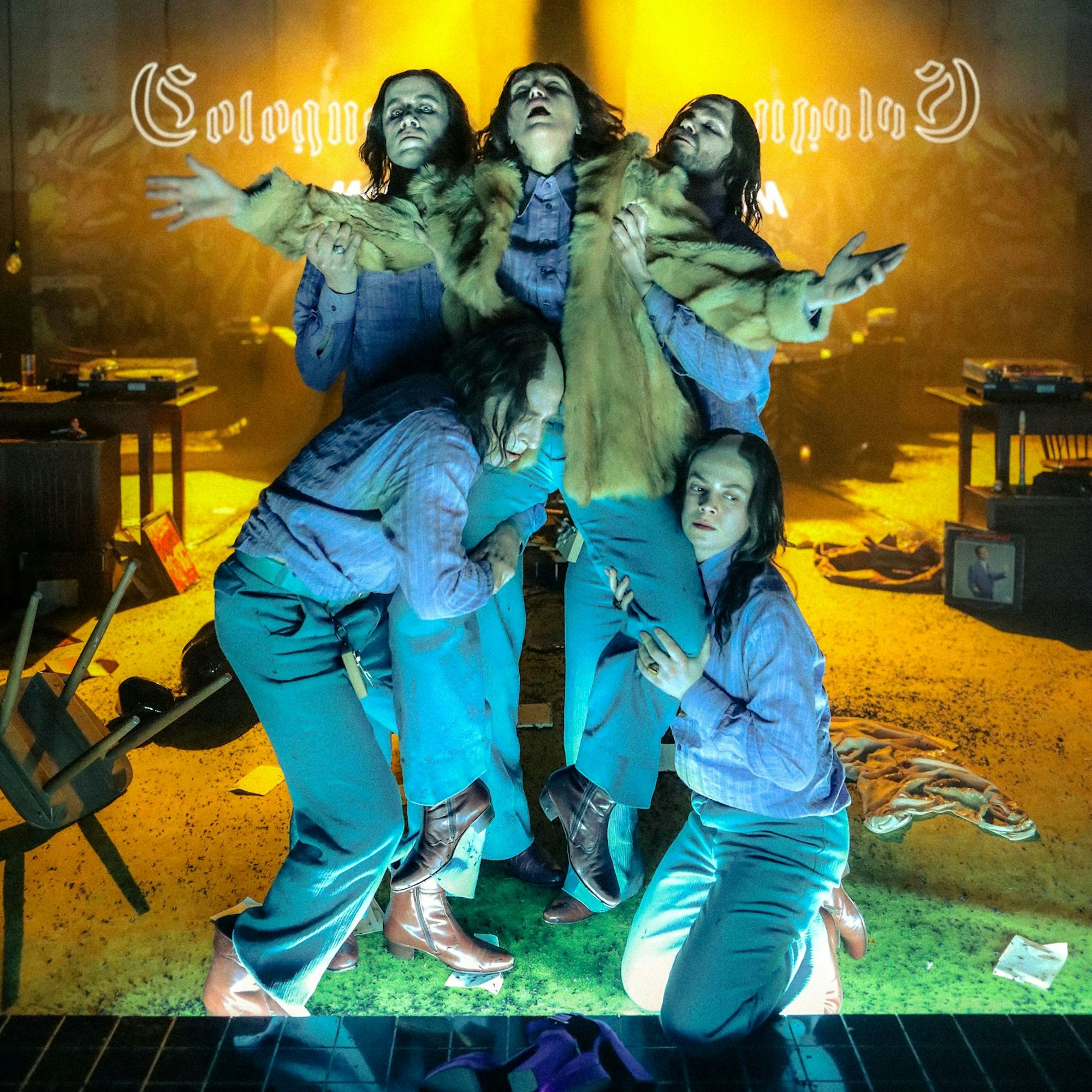 Vier Schauspieler und Schauspielerinnen halten eine fünfte hoch.