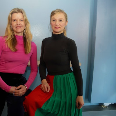 Iga Raczka und Julia Wallstab (r.) bei der Eröffnung des Wallczka-Bistros Kyffhäuserstraße 50.