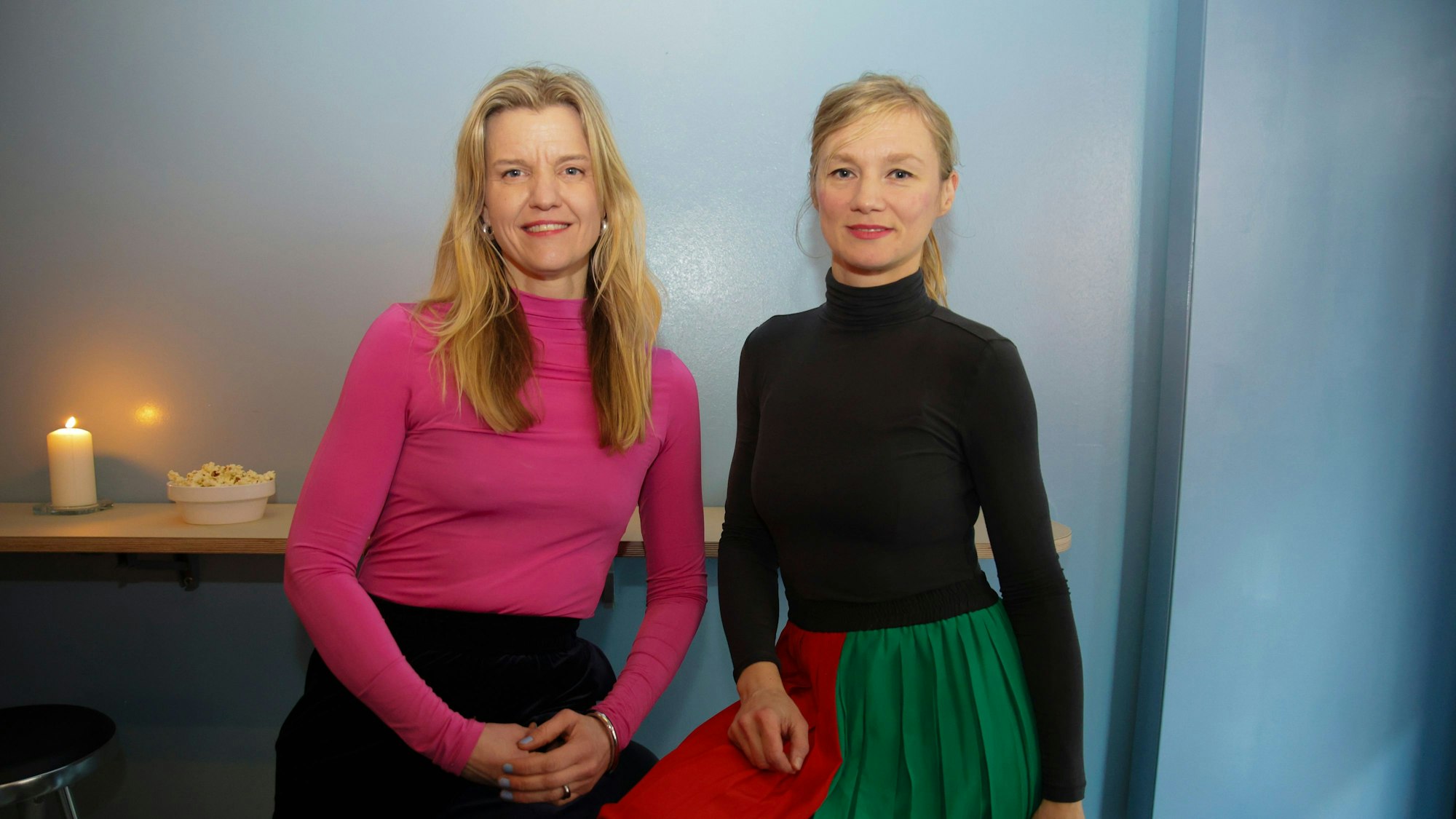 Iga Raczka und Julia Wallstab (r.) bei der Eröffnung des Wallczka-Bistros Kyffhäuserstraße 50.