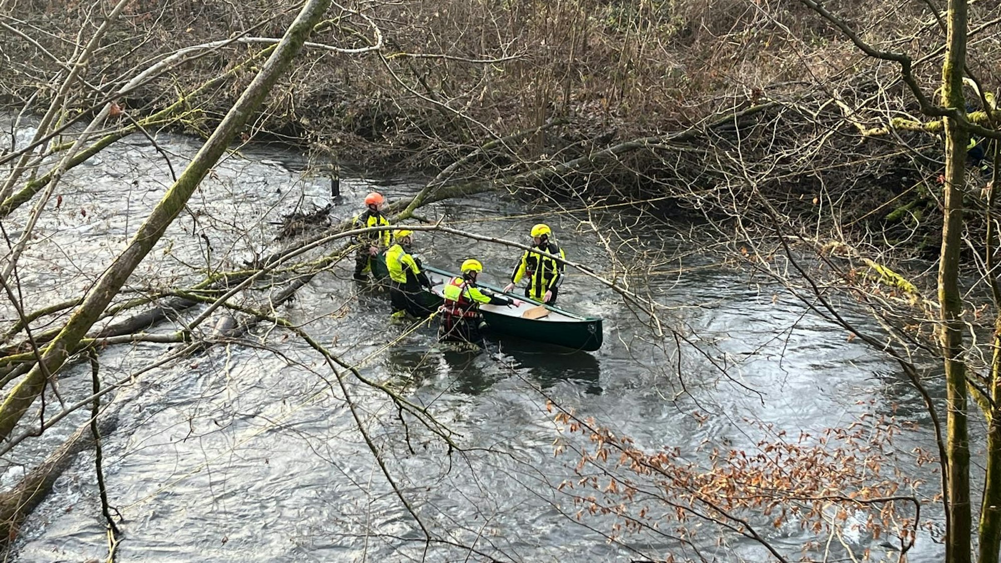 Zwei Radfahrer entdeckten das Kanu, dass unter einem Baum eingeklemmt war. Feuerwehrleute bargen das Boot.
