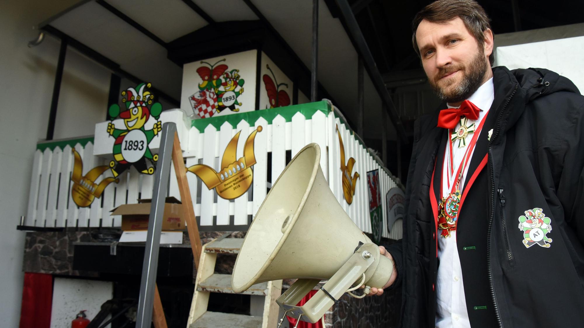 Zugchef Andreas Trenkmann zeigt ein Horn, eines der ältesten Geräte in Sachen Sicherheit. Das kommt in Engelskirchen auch heute noch zum Einsatz.