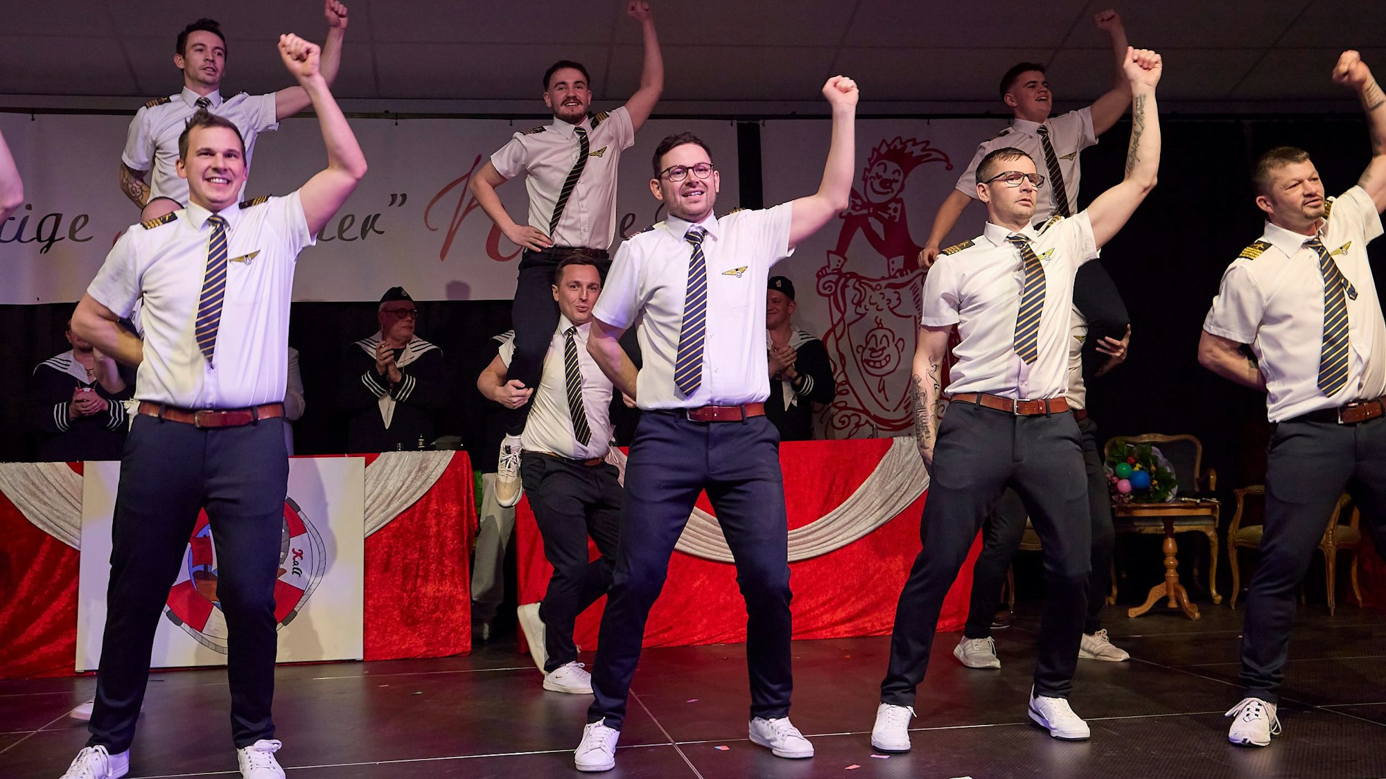 Bürgermeister Emmanuel Kunz tanzt inmitten der anderen Männer der "Golbacher Schwalben".