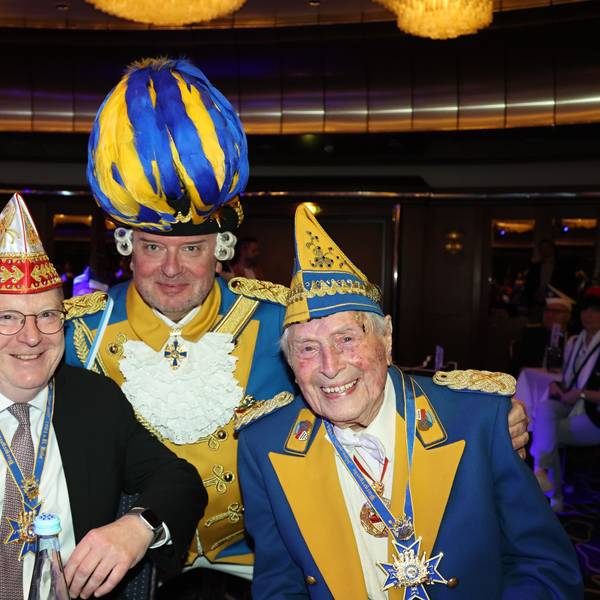Kölns Oberbürgermeister Torsten Burmester (l.) und Bürgergarde-Präsident Markus Wallpott freuten sich mit Ludwig Sebus.