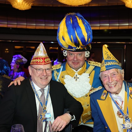 Kölns Oberbürgermeister Torsten Burmester (l.) und Bürgergarde-Präsident Markus Wallpott freuten sich mit Ludwig Sebus.