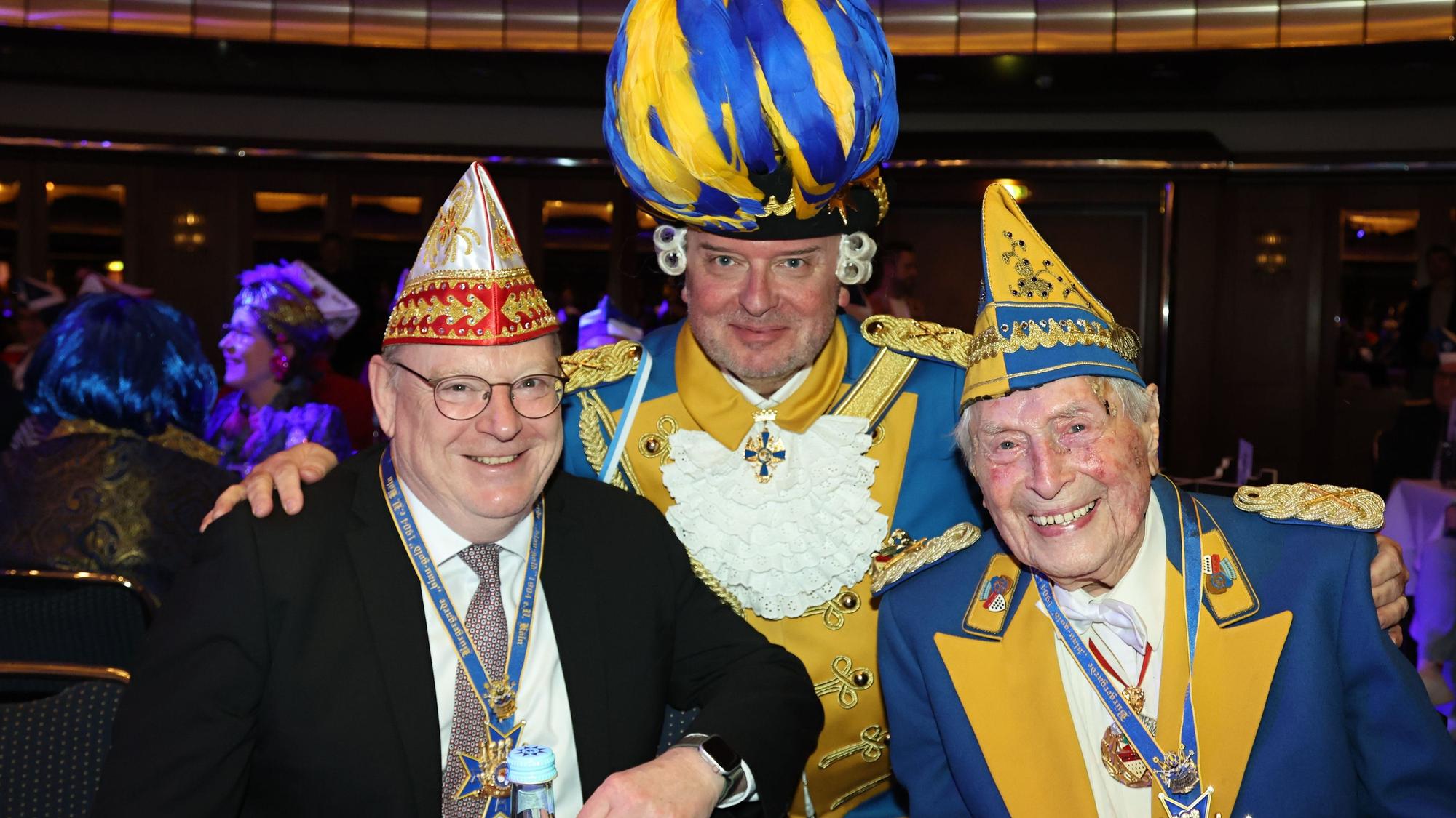 Kölns Oberbürgermeister Torsten Burmester (l.) und Bürgergarde-Präsident Markus Wallpott freuten sich mit Ludwig Sebus.