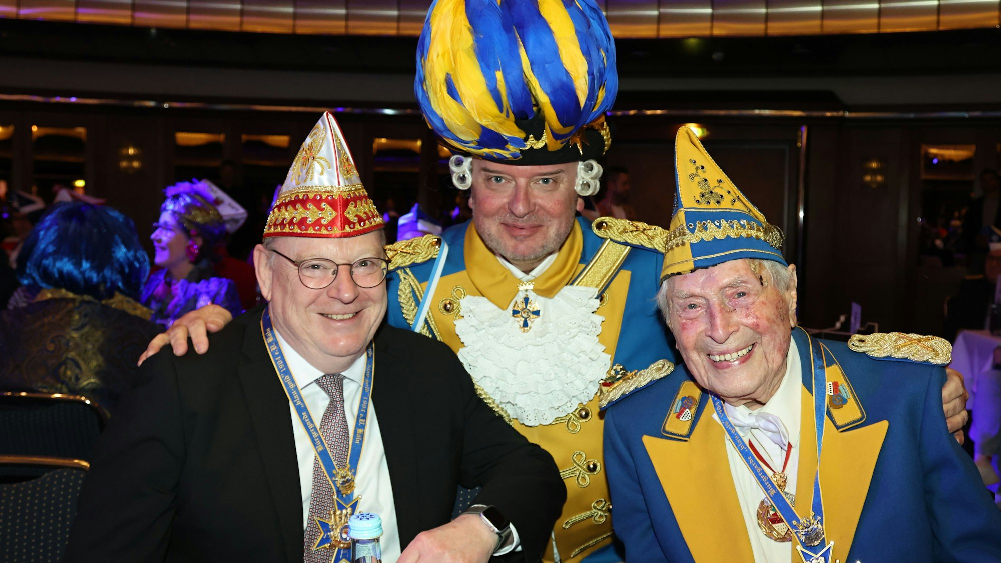 Kölns Oberbürgermeister Torsten Burmester (l.) und Bürgergarde-Präsident Markus Wallpott freuten sich mit Ludwig Sebus.